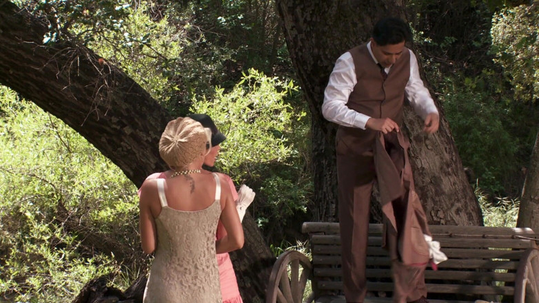 Horny Tales: Casal elegante gosta de um trio hardcore em um jardim...