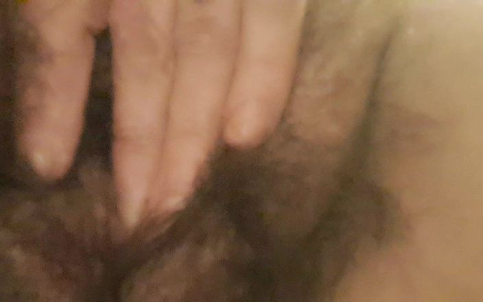Mommy big hairy pussy: 成熟した熟女の毛深い膣のクローズアップ