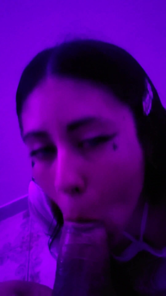 DherlyDoll: La bella studentessa dherlydoll mi fa un delizioso pompino deepthroat...