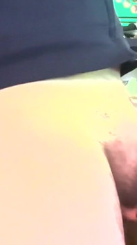Ordeñando una polla en un condón