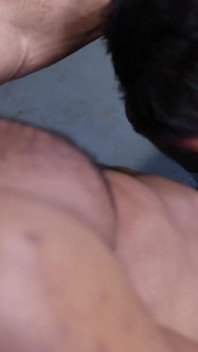 Menover30 - une bombasse latino insterts sa bite dans le gros cul mandant d’un mec sexy