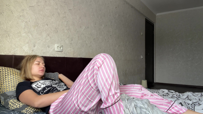 Stacy_via: Mama mea vitregă a fost lăsată singură acasă și a ejaculat...