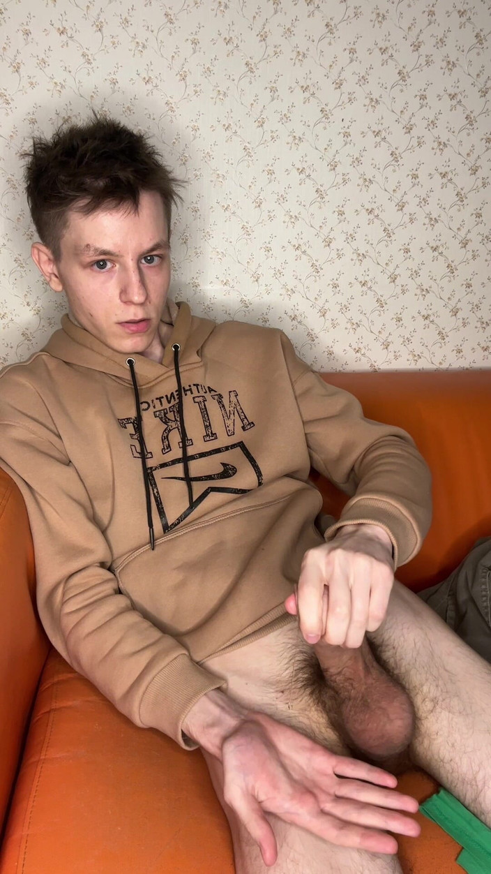 Morflot24: Edgy Twink serre les couilles, squirt intense