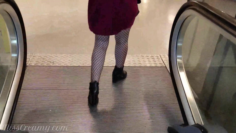 Miss Creamy: Vibrator cu telecomandă în mall controlez pizda profesorului cu un Lovense...