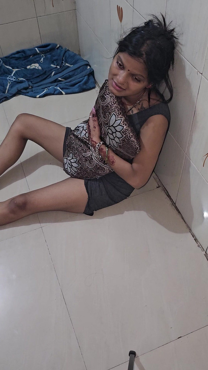 Aalox: 德西当地农村女孩紧阴道操逼