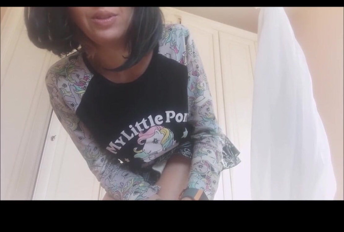 savannahamatoriale: Sin vergüenza Chantal: soy tu madrastra y hago grandes pedos...