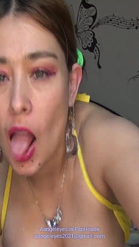 Saya masukkan pepek saya dan deepthroat sebotol susu!!