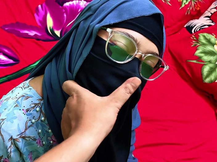 Riya Chowdhury: Sir May I Come in, am nevoie de ajutorul tău