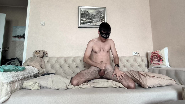 webcamboy98: Flexion des bras, jeu avec une langue, éjaculation en montrant ses...