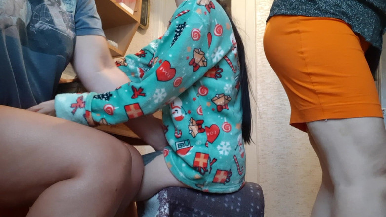 Lesbian-candys: Mijn vriendin en ik masturberen elkaar in de keuken terwijl...