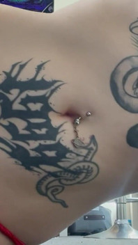 Ragazza gotica si sditalina l'ombelico e gioca con il piercing all'ombelico