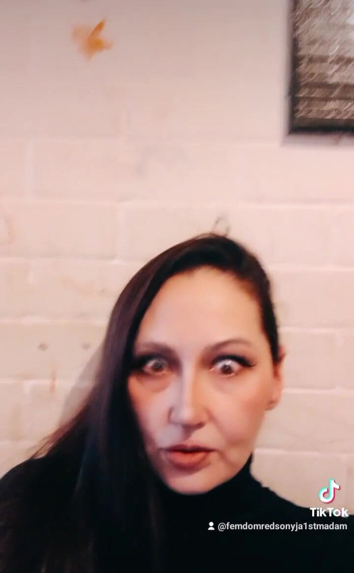 Dominatrix Redsonyja: Tip het wat goed gevuld voor goederen op je pik...