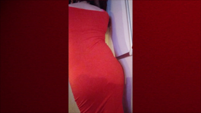 Joslin: Joslin la tapette danse dans une robe rouge