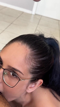 Y tá Julia đã trở lại để đi tiểu và xuất tinh