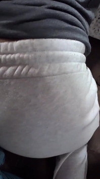 Chica Blanca Sacudiendo Su Culo Sobre Mí En Pantalones Sudor