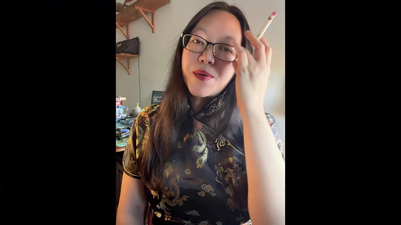 Smoking Asian: Confessioni asiatiche incatenata: fumo 3 sigarette in sexy cheongsam di seta...