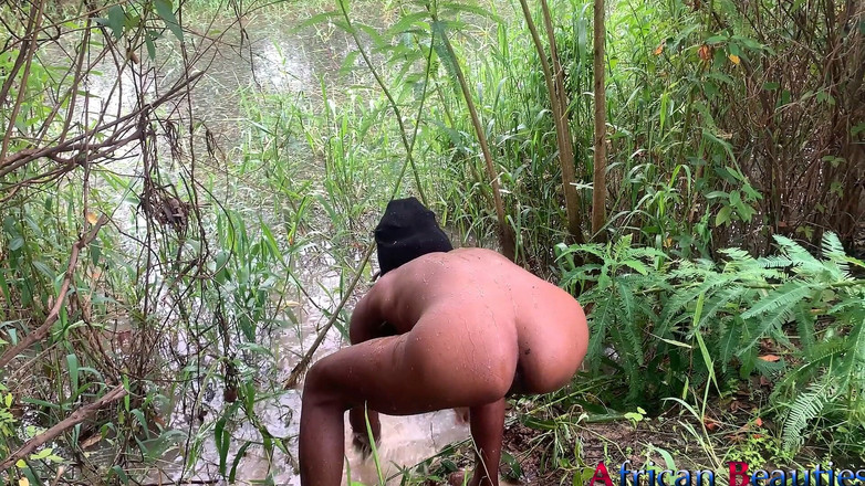 African Beauties: इसाबेला और दोस्त तालाब में नग्न