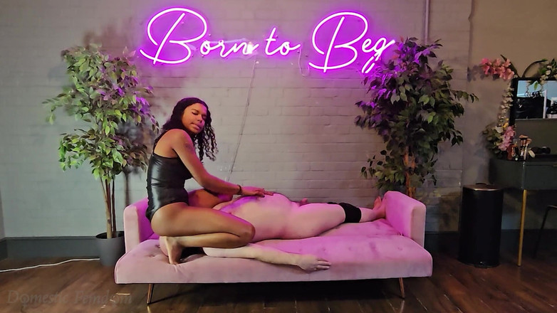 Domestic femdom: 내 완벽한 엉덩이 아래 얼마나 오래 지속 할 수 있습니까?