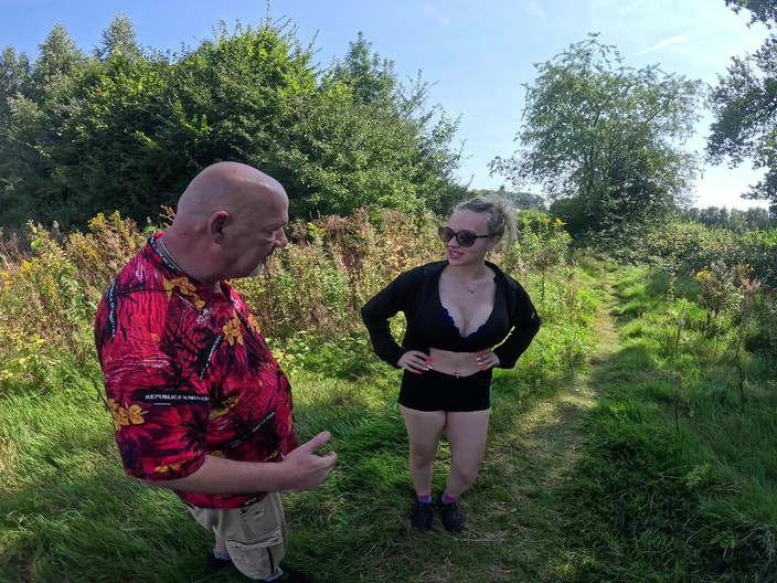 Beverly peach: 야외 입으로. 노인이 나를 유혹한다. 에곤 코왈스키