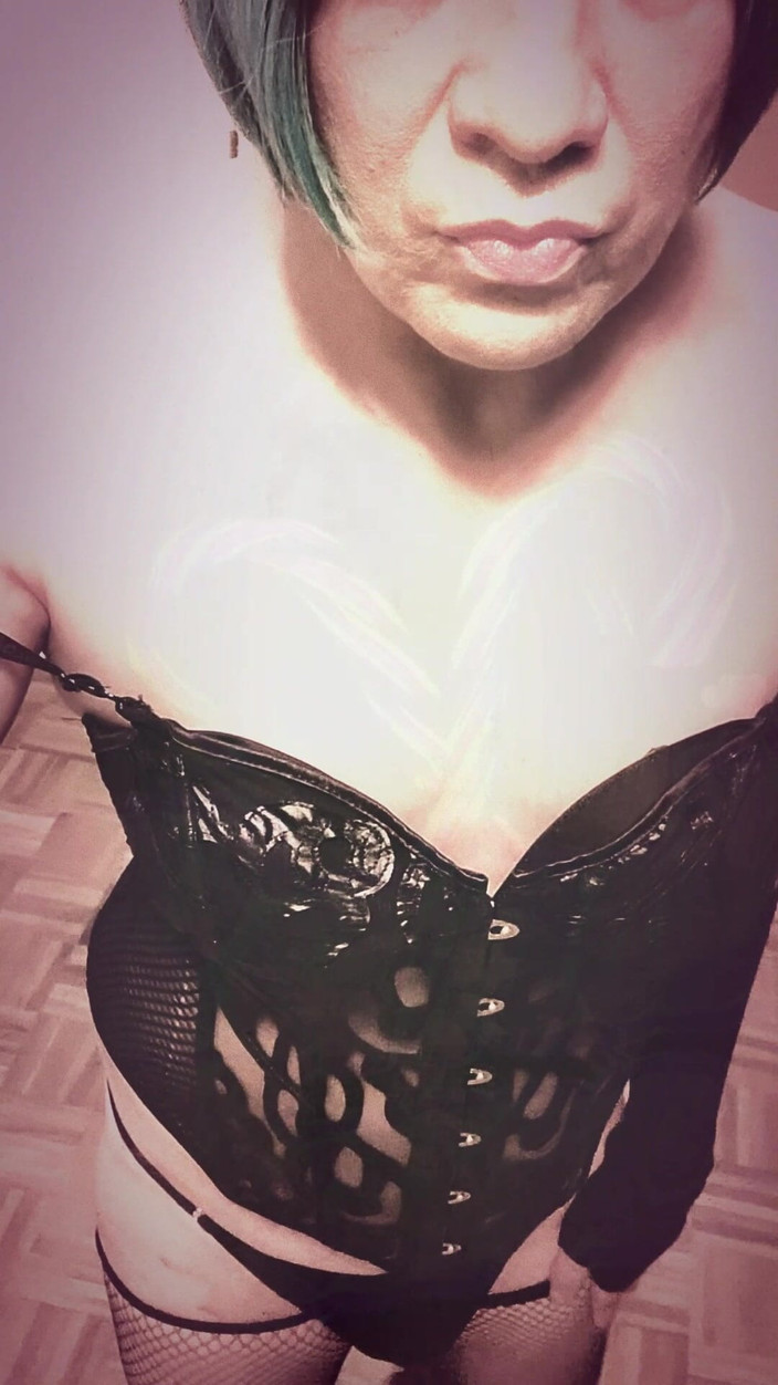 kandiKane: Seksowna brazylijska maminsynek Shemale pompuje swoją ciasną małą dupę Pmv