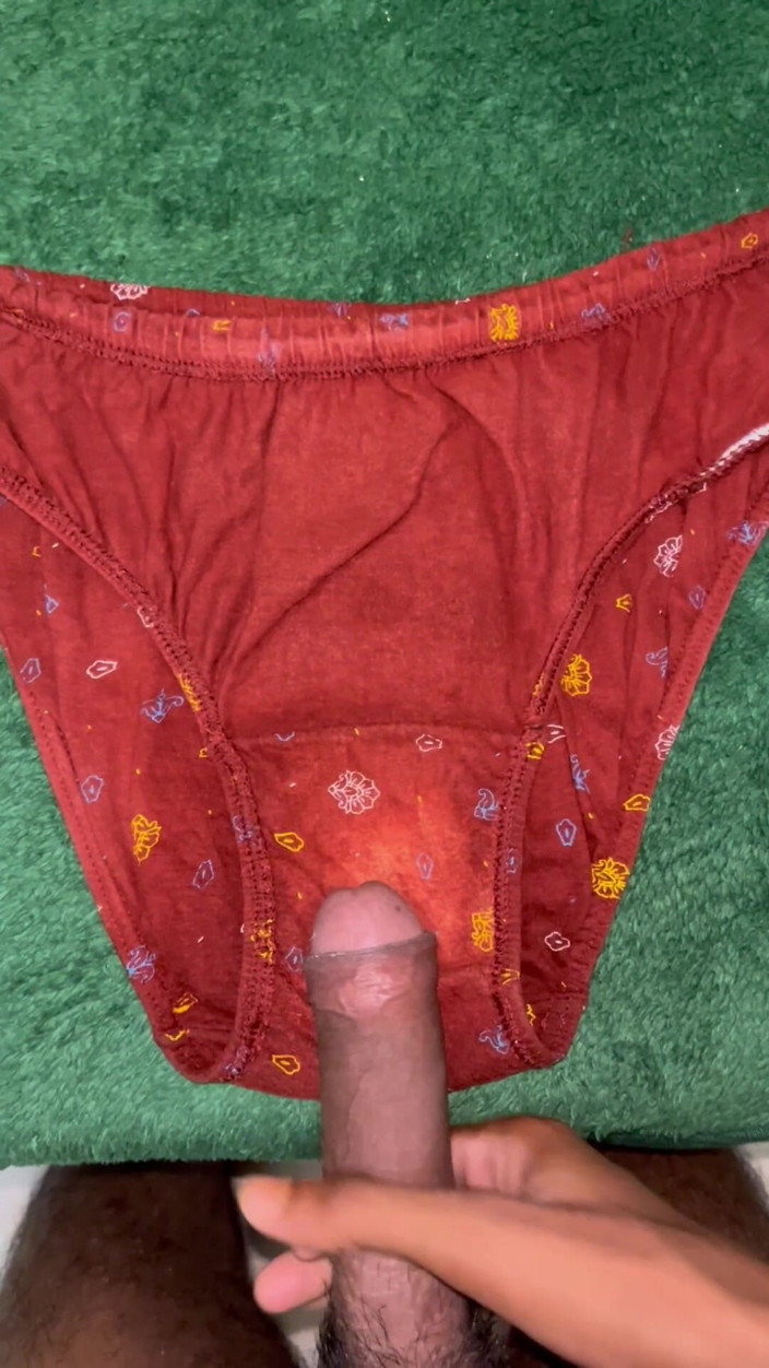 Cumlover35804: Избавилась от стресса, мастурбирует грязные трусики Shakutla