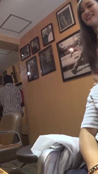 在美容院工作的大奶子女孩。吸吮专家让她的av首次亮相！-2