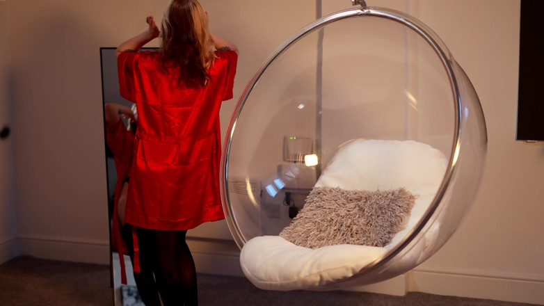 Em Yang: Fingrar mig själv i mina vänners hus