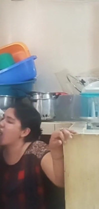 Yerli işçi karım dikkati dağıldığında sikişiyor ve emiyor