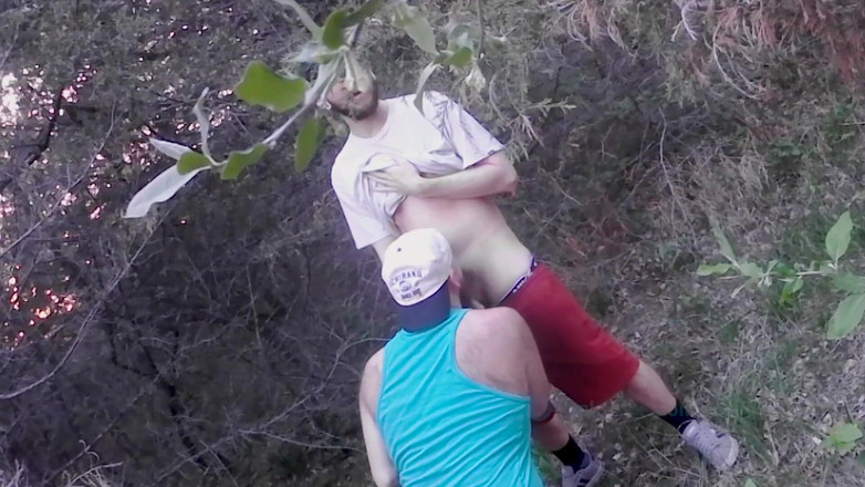 Dude_Spunk: L'orso burly peloso anonimo sborra che crociera nei boschi ha...