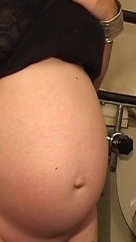 Doktor inspiziert gründlich den tropfenden creampie der schwangeren MILF