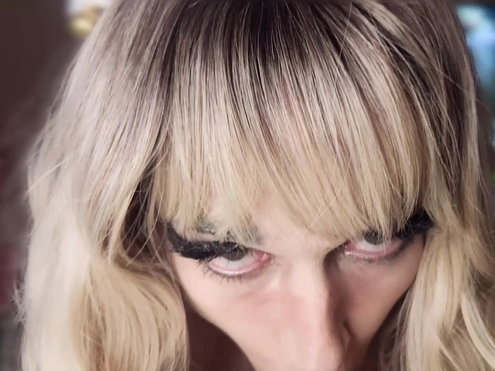 August Harper: Geile trans-kitty-freundin will deinen schwanz während des playoff-spiels pOV