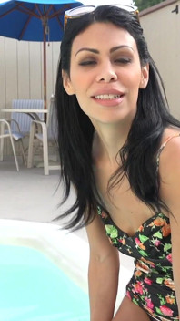 Nadržená latina milf Cassandra Cruz polyká nálož mladšího chlapa