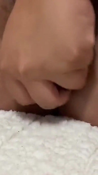 Lesbische dikke latina geeft zichzelf een nat spuitend orgasme met een dildo