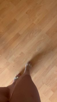 Punto de vista: caminando con tacones en el apartamento