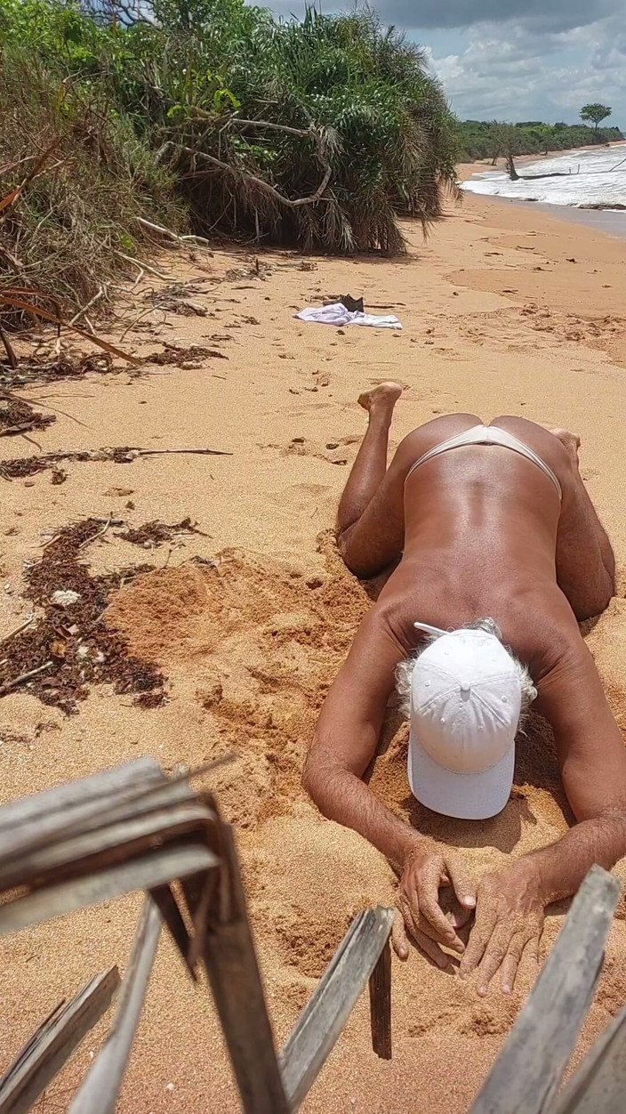 Ladysilvas: Ladysilva femboy op het strand in slipje pronkt met haar...
