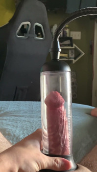 Brincando com minha nova bomba de pênis