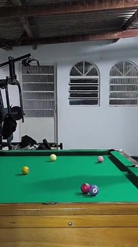 Mit den nackten, ungezogenen Mädchen spielen