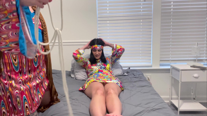 Kink in Time: Devyn &amp; Sutton's Groovy '60 reciproce gâdilare Joc 4K pov bedtime Chaos așteaptă!