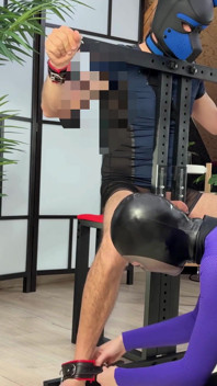 Sahibe köle erkek arkadaşını sağıyor 3x sağım sandalyesinde