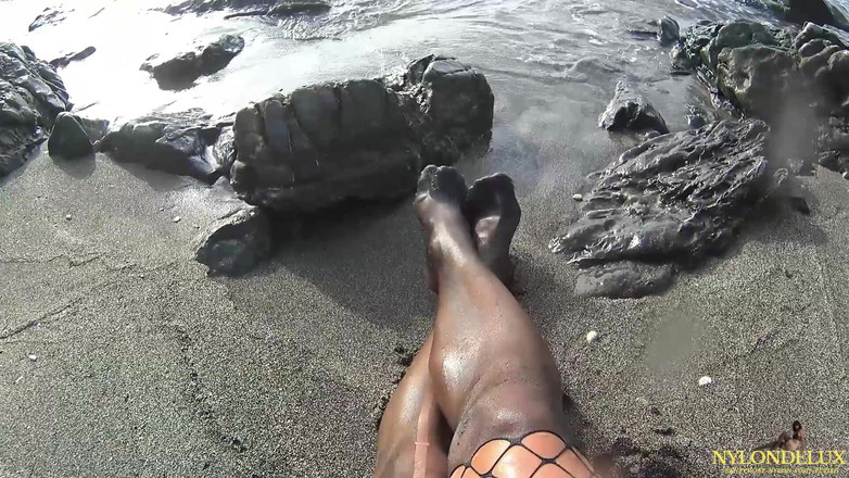 Nylondelux: Nylon vui vẻ tại bãi biển công cộng