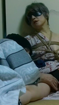Nô lệ ảo tưởng, tư thế cao bồi, đút sâu vào cổ họng mãnh liệt, nuốt tinh