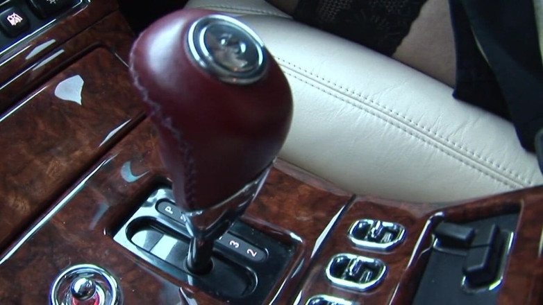 Ride Me In The Car: Zengin adam kız arkadaşını ve seksi sarışın şoförünü sikiyor