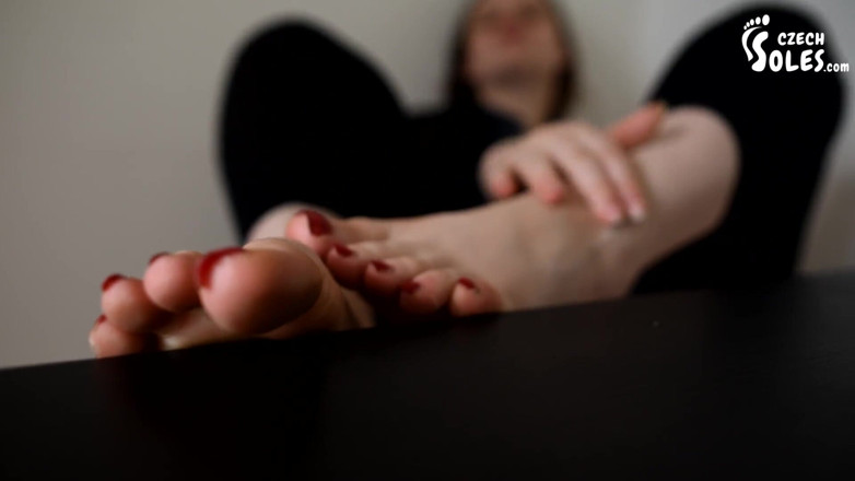 Czech Soles - foot fetish content: Yalınayak yürürken kirli ayaklar