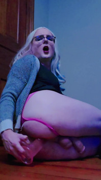 La bella troia sissy viene cavalcando un enorme dildo - Chloe Cox