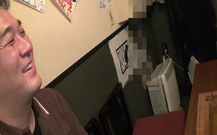 Pure Japanese adult video ( JAV): बूढ़ा आदमी बिस्तर पर बालों वाली चूत वाली जापानी कमसिन के साथ खेलता है