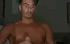 Ragazzo grande da 24 cm sborra forti litri di sperma