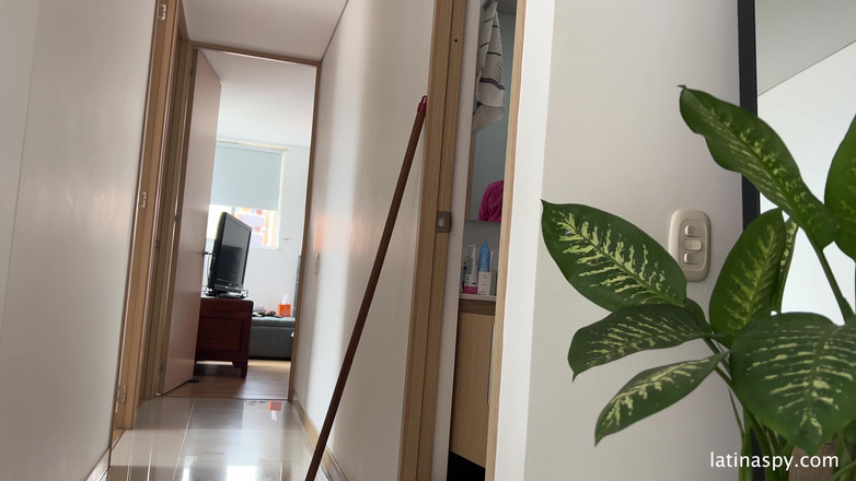 Latinaspy: 大屁股女仆打扫干净，然后给她的老板撸管 第2部分