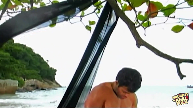 Naughty anal fuck: Симпатична брюнетка влаштовує романтичне місце для гарячого анального сексу на пляжі