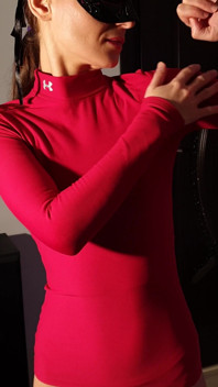 Una teen atletica bicipite flessibile e adorazione
