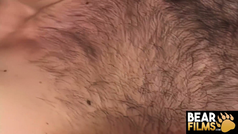 Bear Films: Bearfilms - Skinny Bottom Elvis este hrănit cu pula tare a...